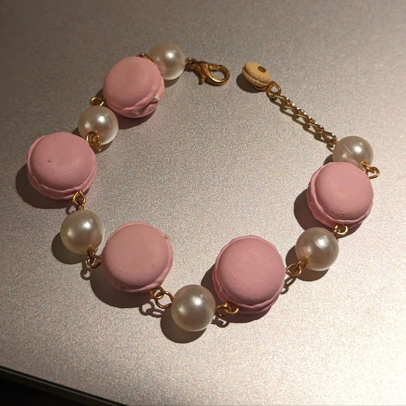 Pink macarons with imitation pearls bracelet - Picture 2 of 2